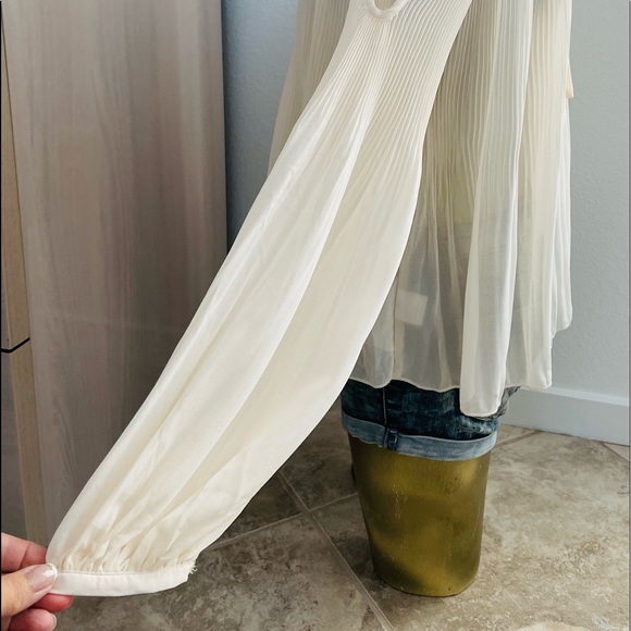 NWT $130 ROMEO & JULIET COUTURE Ivory COLD SHOULDER Pleated Blouse M $130 MSRP - Picture 3 of 10